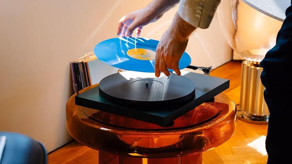 Pro-Ject Debut EVO 2 với đĩa xanh ngọc trong không gian phòng khách